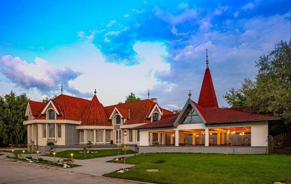 Hotel Castel Sfântu Gheorghe Bagian luar foto